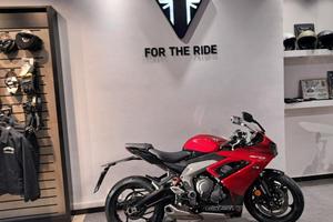 TRIUMPH Daytona 660 .