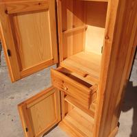 Mobiletto in abete chiaro .