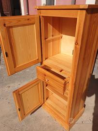 Mobiletto in abete chiaro .