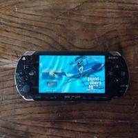 PSP con custodia, caricatore e due giochi