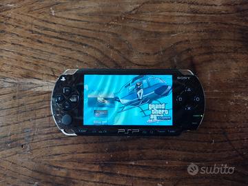 PSP con custodia, caricatore e due giochi