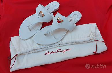 Ferragamo - infradito in pelle con fibbia con logo