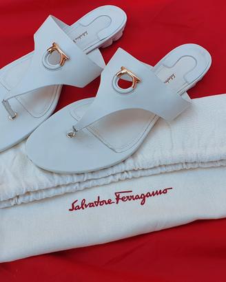 Ferragamo - infradito in pelle con fibbia con logo