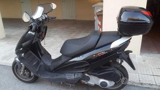 Portatarga Posteriore Sottocoda Per Malaguti Phantom F12 - Nero Tagliato A Laser Con Supporto Frecce