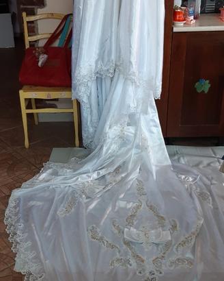 Abito da sposa diadema e cappello
