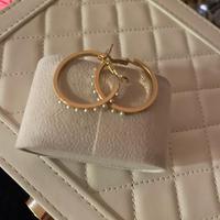 Orecchini a cerchio dorato con perle