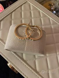 Orecchini a cerchio dorato con perle