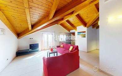 SPLENDIDA VILLA CON AMPIO GIARDINO E BOX AUTO