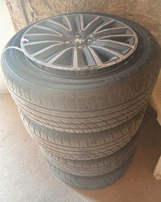 gomme Peugeot 2008 con copricerchi 
