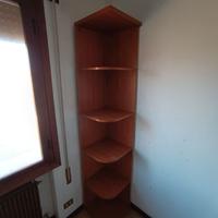 Mobile a colonna con ripiani