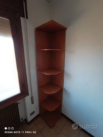 Mobile a colonna con ripiani