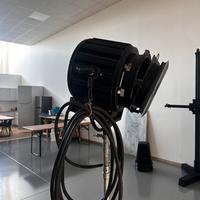 Faro luce video vintage con stativo e lampadina