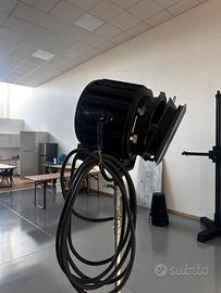 Faro luce video vintage con stativo e lampadina