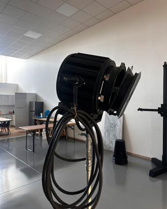 Faro luce video vintage con stativo e lampadina