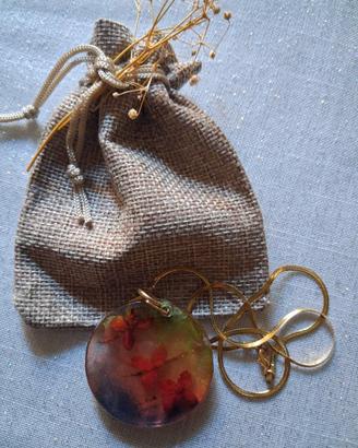 Collana con ciondolo in resina e fiori veri