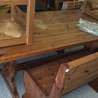 Tavolo Con 4 Sedie e 2 Panche