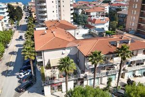 4 LOCALI A SAN BENEDETTO DEL TRONTO