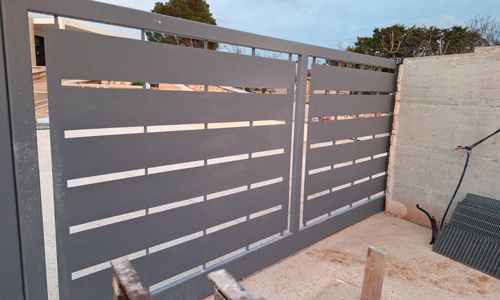 Cancello scorrevole in ferro nuovo. Lunghezza 4.50