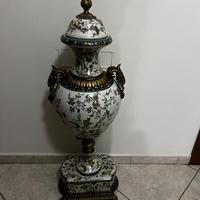 mobili antichi e vaso