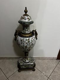 mobili antichi e vaso