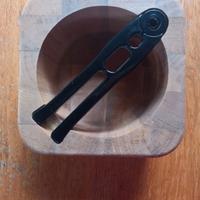 Schiaccianoci anni ’80 con ciotola in legno