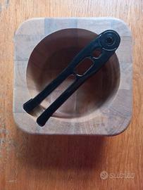 Schiaccianoci anni ’80 con ciotola in legno