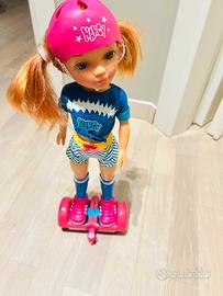 Bambola Nancy con hoverboard interattiva
