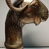 antico contenitore orientale a forma di caprone 