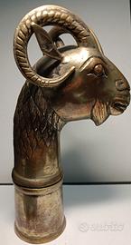 antico contenitore orientale a forma di caprone 