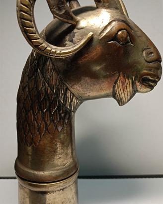 antico contenitore orientale a forma di caprone 