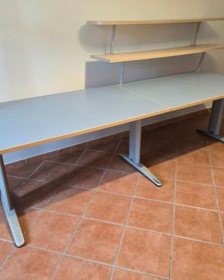 Scrivania doppia con mensole