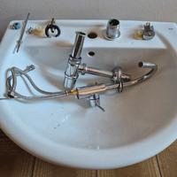 Lavabo e rubinetteria "RAK Ceramics"