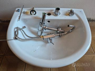 Lavabo e rubinetteria "RAK Ceramics"