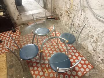 tavolo in cristallo più quattro sedie