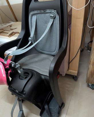 Seggiolino bici posteriore bimbo bimba e casco