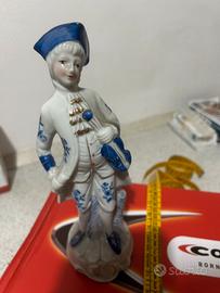Statuetta ceramica paggetto con violino