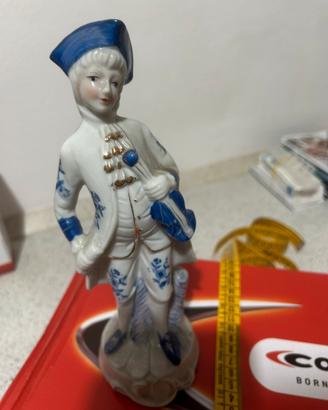Statuetta ceramica paggetto con violino
