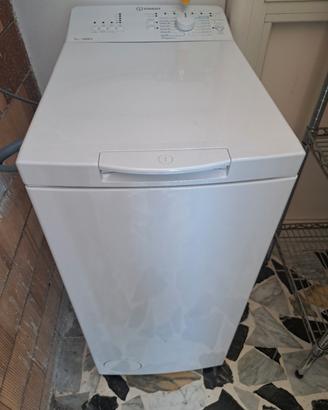 lavatrice carica dall'alto  marca Indesit