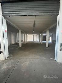 Locale commerciale con parcheggio zona centrale