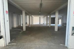 Locale commerciale con parcheggio zona centrale