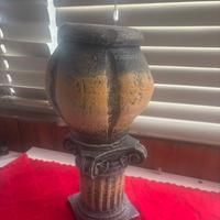 Elegante vaso in terracotta e supporto