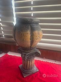 Elegante vaso in terracotta e supporto