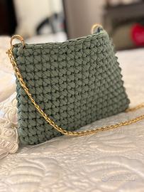 borsetta pochette a busta con catenella a spalla