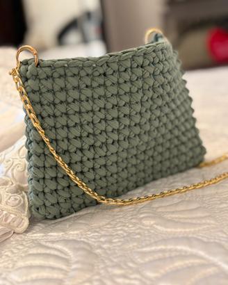 borsetta pochette a busta con catenella a spalla