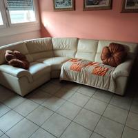 Divano in vera pelle.