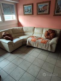 Divano in vera pelle.