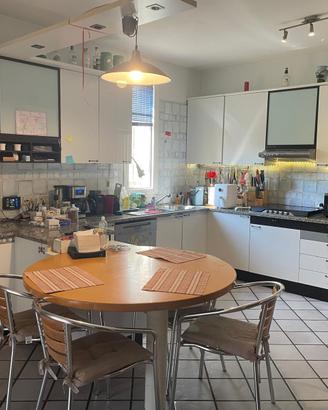 Cucina con tavolo a penisola