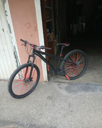 mountain bike modificata Devo vendere in fretta 