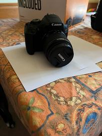 Canon EOS 2000D con borsa