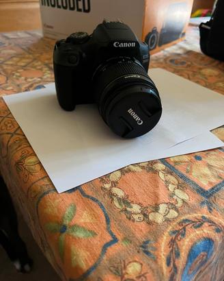 Canon EOS 2000D con borsa